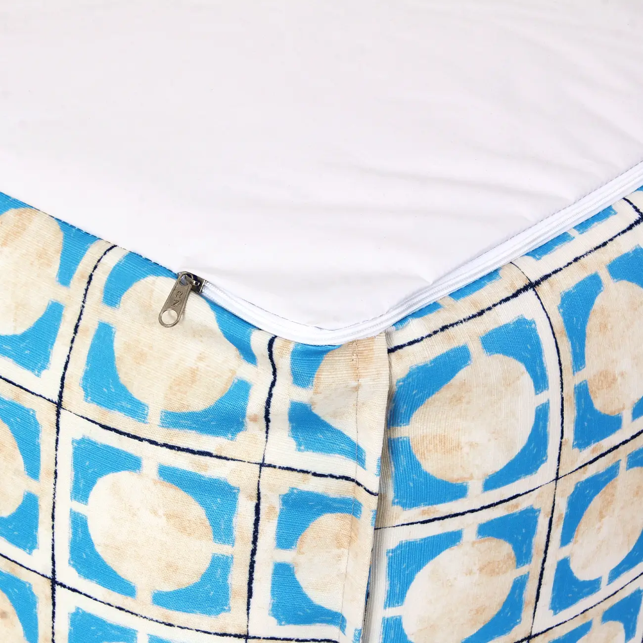 PUFF 45 CM X 45 CM SAUDADE TROPICAL AZULEJOS - AZUL HISTÓRICO/MULTICOR - Foto 4