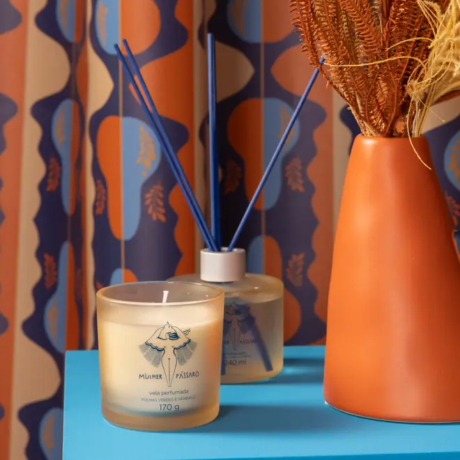 VELA PERFUMADA POTE BERGAMOTA, FOLHAS VERDES E SÂNDALO MULHER PÁSSARO - AZUL/MULTICOR - Foto 4