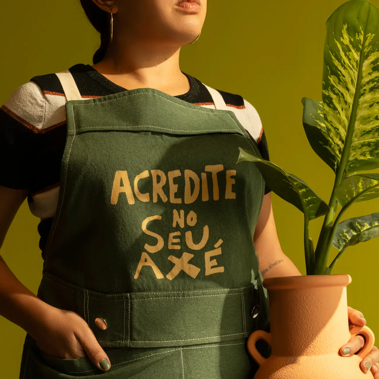 AVENTAL SETE ERVAS AXÉ - VERDE/ARGILA CRUA - Foto 6