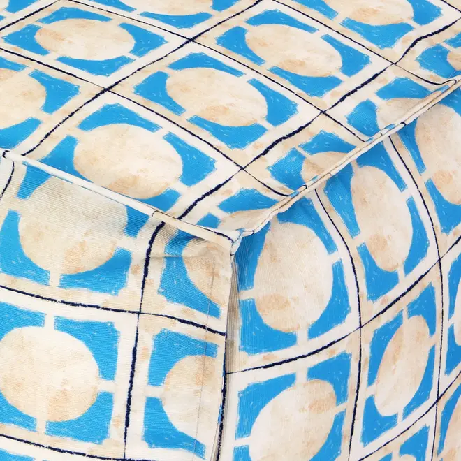 PUFF 45 CM X 45 CM SAUDADE TROPICAL AZULEJOS - AZUL HISTÓRICO/MULTICOR - Foto 3