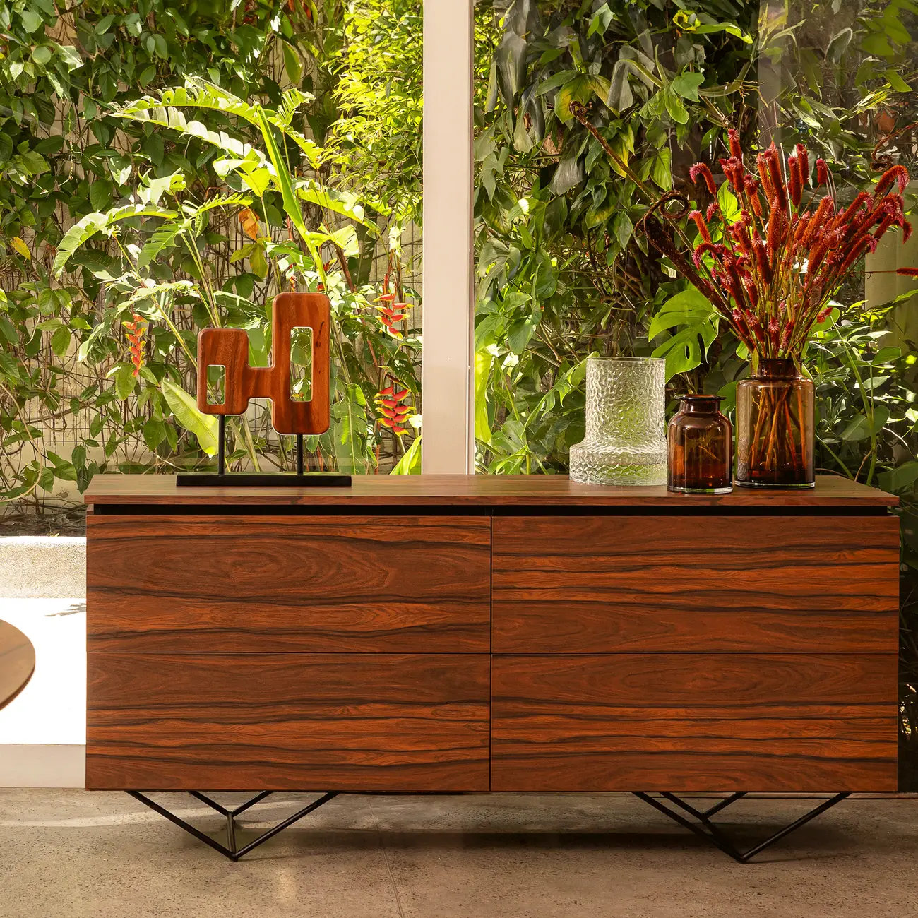 BUFFET 4 PORTAS BASCULANTES 1,60 M X 45 CM HEPTA - PAU FERRO/PRETO - Foto 17