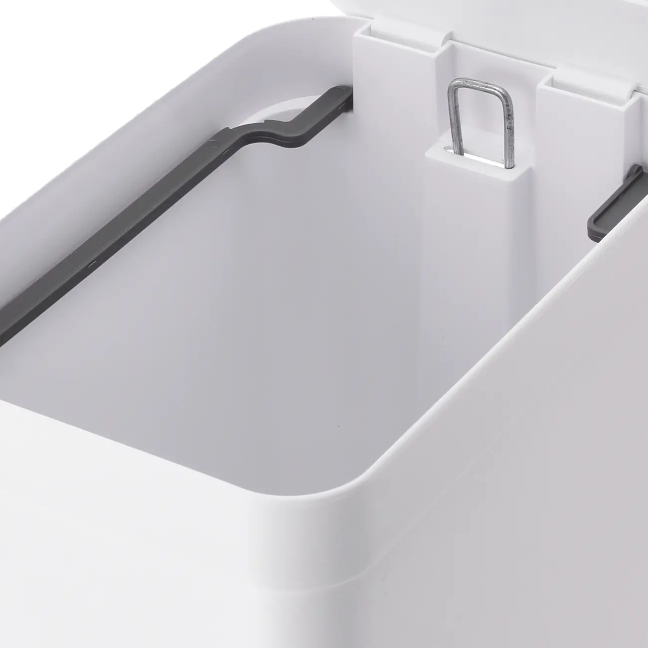 LIXEIRA COM PEDAL 6 L TRIUM - BRANCO - Foto 6