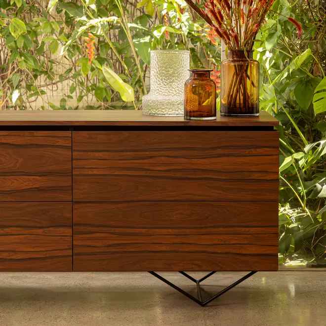 BUFFET 4 PORTAS BASCULANTES 1,60 M X 45 CM HEPTA - PAU FERRO/PRETO - Foto 18